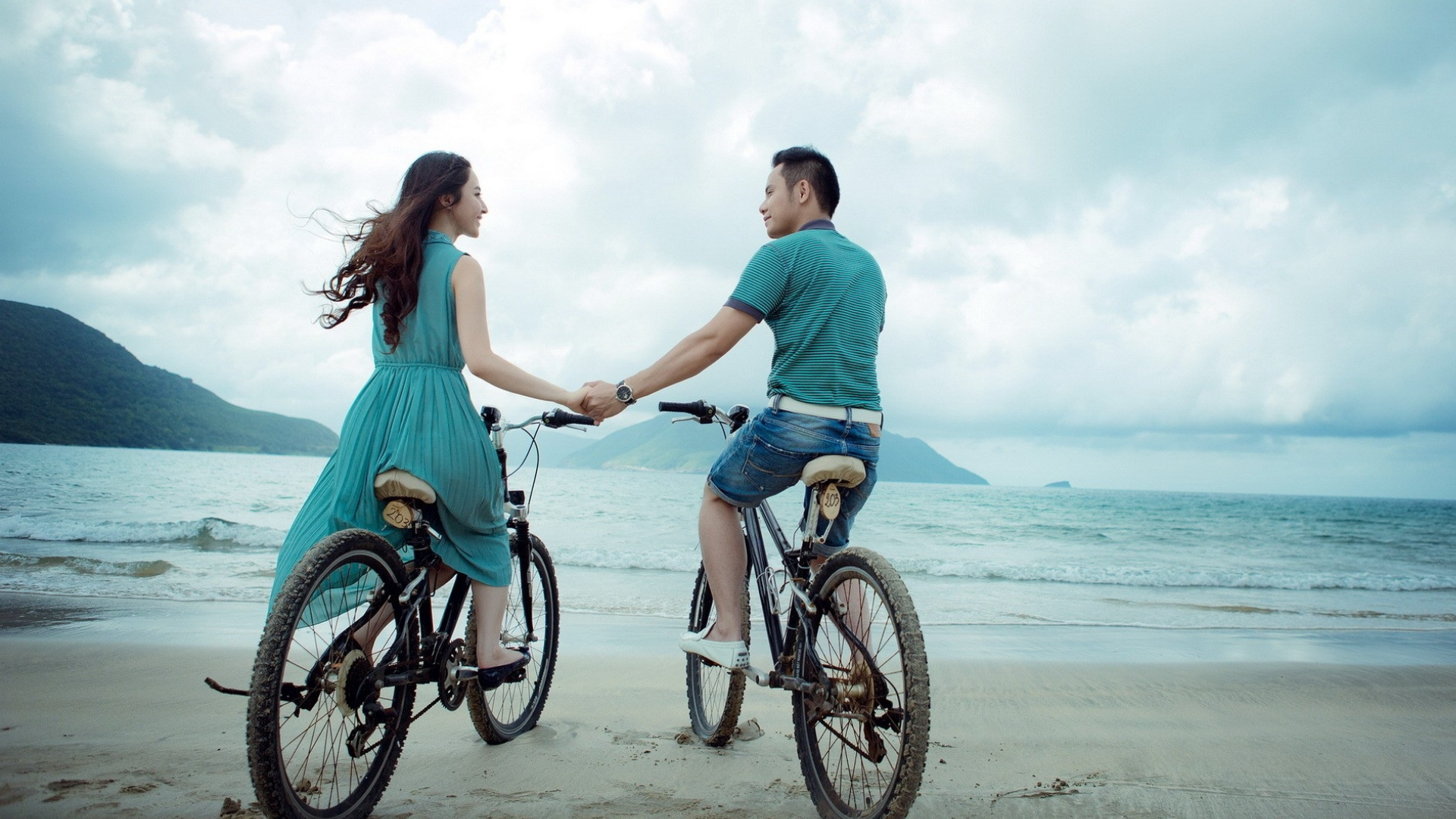 couple-riding-bikes